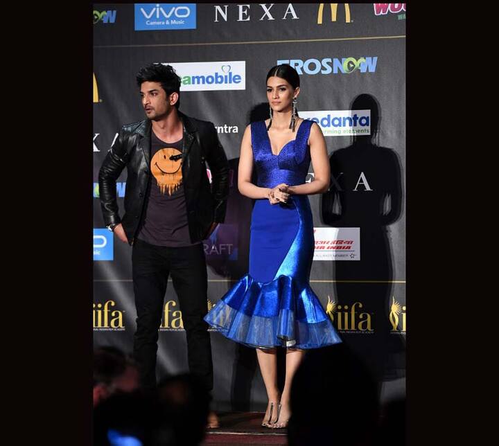 इस प्रेस कॉन्फ्रेंस में कृति के साथ सुशांत सिंह राजपूत भी थे. अपने स्टाइल से हर किसी को इंप्रेस कर देने वाली अभिनेत्री कृति सैनन कल IIFA Rocks 2017 के ग्रीन कार्पेट पर भी अपने नए अवतार की वजह से चर्चा में हैं. (Photo: AFP)