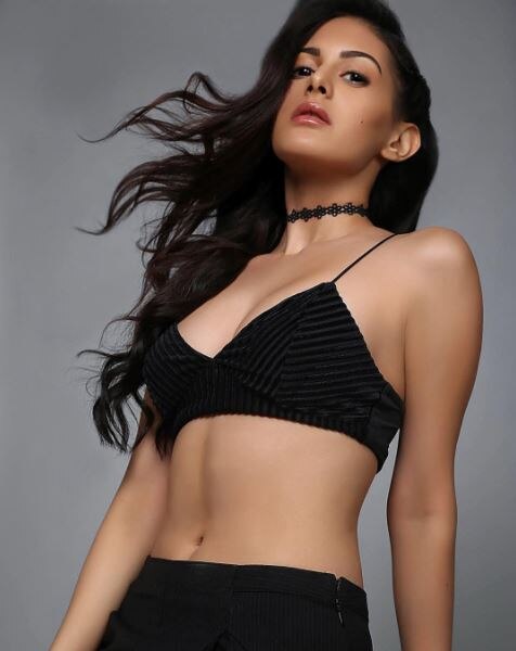 उन्होंने बताया कि वे दो तेलुगू और एक तमिल फिल्म की शूटिंग भी कर रही हैं. अमायरा (24) का कहना है कि अब वे रुपहले पर्दे पर ज्यादा नजर आएंगी.