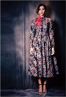 अपनी इन जुदा तस्वीरों से इंटरनेट पर छाईं सोनम कपूर, तस्वीरें हुईं वायरल