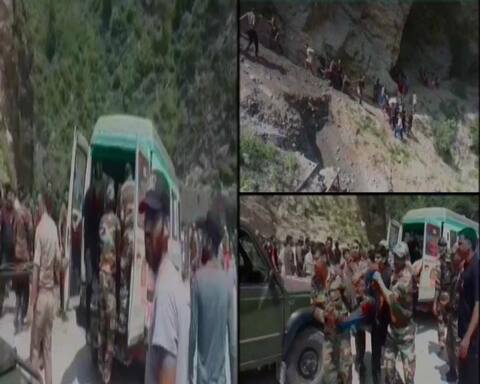 अमरनाथ यात्रियों से भरी बस जम्मू के बनिहाल में खाई में गिरी, 16 की मौत, कई जख्मी अमरनाथ यात्रियों से भरी बस जम्मू के बनिहाल में खाई में गिरी, 16 की मौत, कई जख्मी