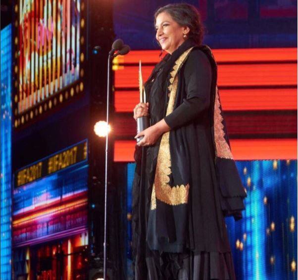 बेस्ट सपोर्टिंग एक्टर (फीमेल) का पुरस्कार दिग्गज अभिनेत्री शबाना आजमी को मिला. उन्हें यह पुरस्कार 'नीरजा' के लिए मिला.