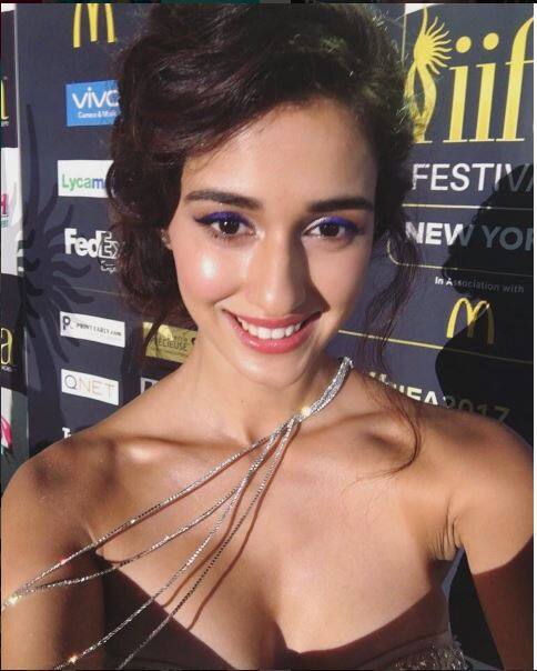 बेस्ट डेब्यू एक्ट्रेस का अवॉर्ड दिशा पटानी को मिला. उन्हें यह पुरस्कार फिल्म एम एस धोनी : द अनटोल्ड स्टोरी के लिए मिला. 