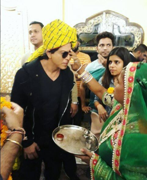 रेस्तरां में शाहरुख शाही अंदाज में पहुंचे और वहां उनका पूजा की थाली के साथ स्वागत किया गया. उन्हें तिलक लगाया गया और पगड़ी, राजपूताना तलवार भी दी गई. (फोटो क्रेडिट - इंस्टाग्राम)