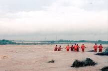 गुजरात में भारी बारिश की वजह से नौ की मौत, असम और उड़ीसा में नदियां उफान पर