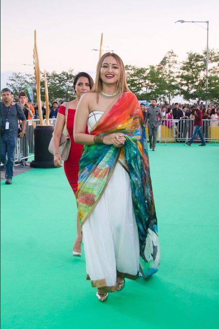 फैंस के लिए निराश करने वाली बात ये रही कि दोनों दिन आईफा में सोनाक्षी अपने फैंशन से इंप्रेस नहीं कर पाईं.