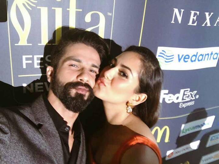 यहां कार्पेट पर ये दोनों सेल्फी क्लिक करते भी नज़र आए.