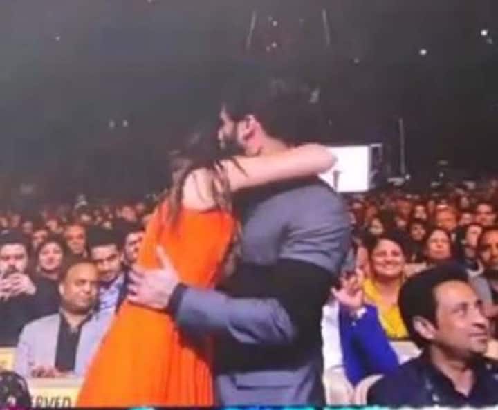 अवॉर्ड लेकर जब शाहिद मंच से उतरे तो मीरा उन्हें गले लगाकर बधाई देती भी दिखीं.