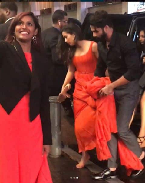 एक अच्छे पति की तरह यहां शाहिद कपूर खुद मीरा का गाउन कुछ इस तरह संभालते दिखे.