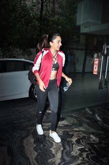 कैमरे में कैद हुईं शूटिंग करके लौट रहीं कियारा