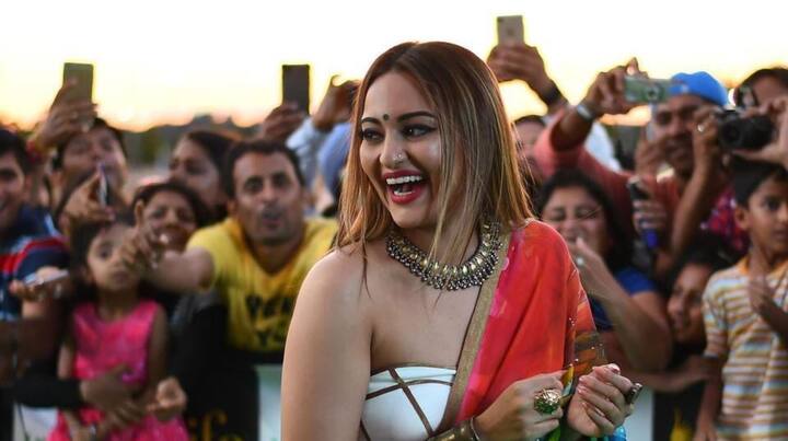 तस्वीरों में आप हाल ही में आई फिल्म नूर की अदाकारा सोनाक्षी सिन्हा को देख सकते हैं.
