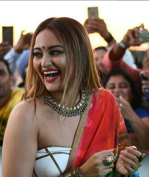 इन तस्वीरों को सोनाक्षी ने इंस्टा पर पोस्ट नहीं किया बल्कि इन्हें उनके फैंस ने सोशल मीडिया पर डाला है. 