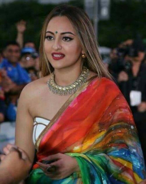इन तस्वीरों में सोनाक्षी के लुक को लेकर लोगों की मिली जुली प्रतिक्रिया रही.