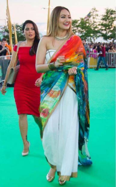 आगे देखें IIFA 2017 में और किस लुक में दिखीं सोनाक्षी.