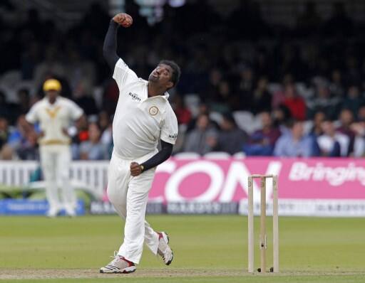 टेस्ट मैचों में सबसे ज्यादा बार 10 विकेट लेने वालों में श्रीलंका के ही मुथैया मुरलीधरन पहले स्थान पर हैं. मुरली ने 22 बार टेस्ट मैच में 10 विकेट हासिल किए हैं.