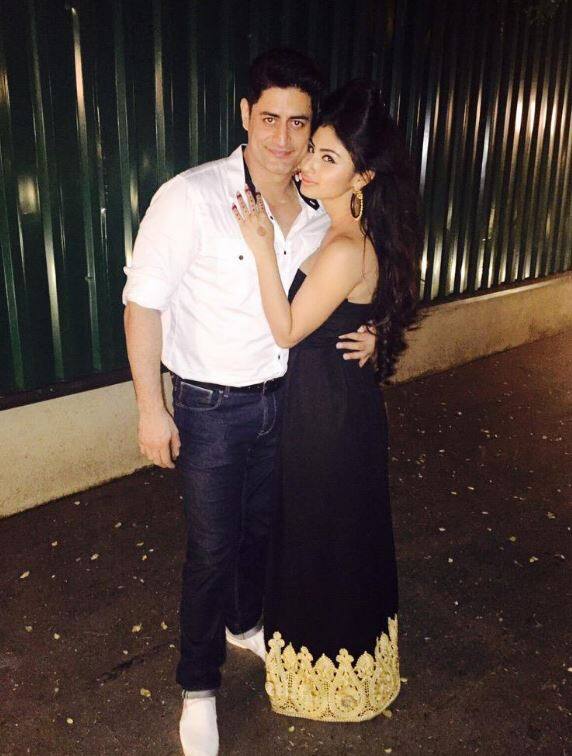   साथ ही मीडिया रिपोर्ट्स में दावा किया गया था कि शो के निर्माता ‘नागिन’ फेम मौनी रॉय को भी शो में लाना चाहते हैं. 