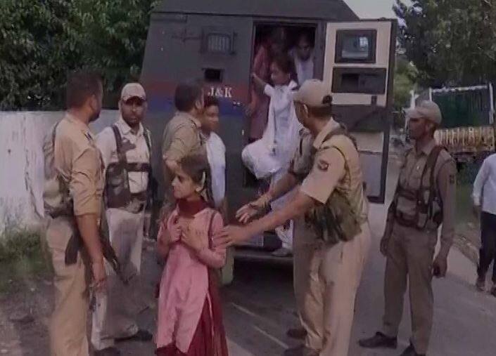 LoC से सटे चार सेक्टर में पाक ने बच्चों के स्कूल पर दागे मोर्टार, 2 जवान शहीद Jk Ceasefire Violation Heavy Shelling By Pakistan In Nogam And Noushera LoC से सटे चार सेक्टर में पाक ने बच्चों के स्कूल पर दागे मोर्टार, 2 जवान शहीद