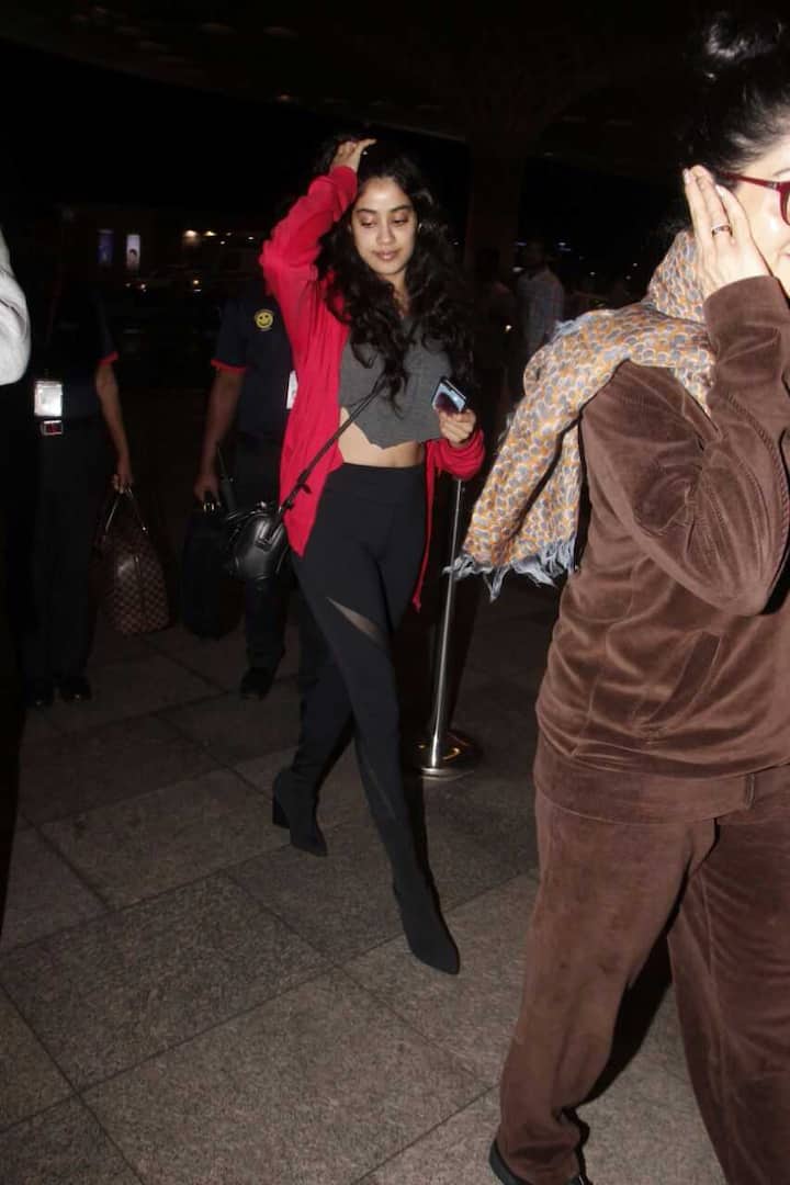 यह पहली बार नहीं है कि हम जान्हवी की ऐसी तस्वीरें लेकर आए हैं. दरअसल जान्हवी का आकर्षण कैमरे को उनकी तरफ खींच लेता हैं.