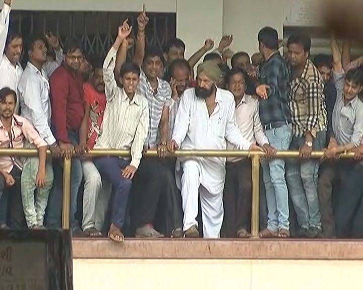 गुजरात: जेटली से मिलने के बाद सूरत में कपड़ा व्यापारियों की हड़ताल खत्म Gujarat Textile Traders In Surat Call Off Gst Strike गुजरात: जेटली से मिलने के बाद सूरत में कपड़ा व्यापारियों की हड़ताल खत्म