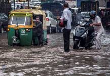 दिल्ली-NCR में बारिश से मुसीबत, सड़कों पर पानी भरा, आवाजाही मुश्किल