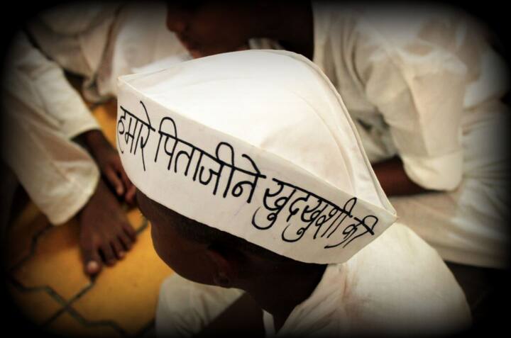 आत्महत्या कर चुके किसानों के ये बच्चे सफेद कपड़े पहने और सिर पर टोपी लगाए अपनी परेशानियों को समझाने की कोशिश कर रहे हैं. 