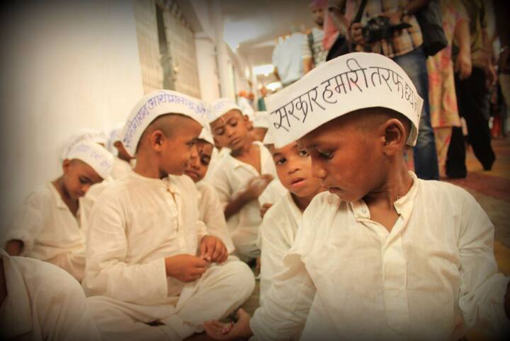 इन बच्चों की टोपी पर झकझोर देने वाले संदेश लिखे हैं. 