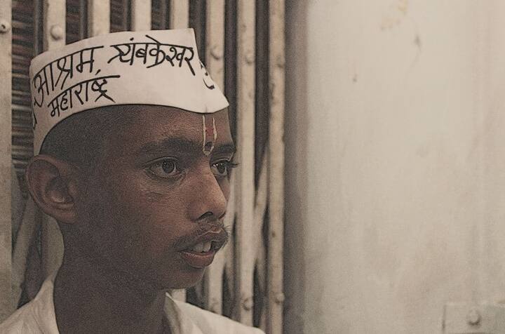 कर्ज में डूबे किसानों के ये बच्चे नासिक के त्र्यंबकेश्वर आश्रम में रहते हैं. आश्रम ही इनके खाने और रहने का इंतजाम करता है. 