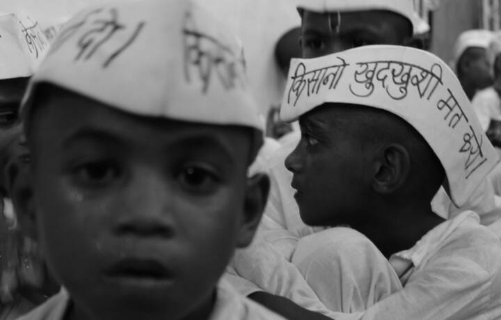 किसी ने अपनी टोपी पर लिखा है, ‘’हम आत्महत्या कर चुके किसानों के बच्चे हैं.’’ तो किसी ने अपील की है, ‘’किसानों आत्महत्या मत करो.’’