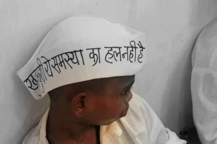 वहीं, किसानों से अपील की है कि खुदकुशी करना समस्या का हल नहीं है.