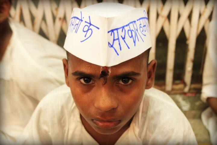 टोपी पहने बच्चों ने सरकार से अपील की है कि हमारी ओर भी ध्यान दिया जाए.