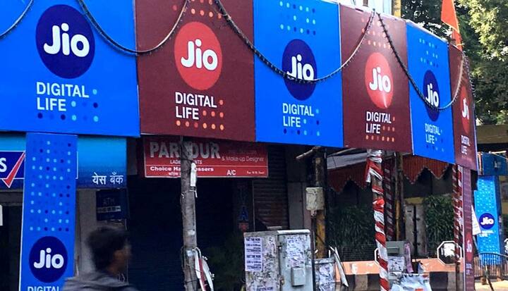 इसमें 2 मेगापिक्सल का रियर और VGA फ्रंट कैमरा होगा. इसमें 2000mAh की बैटरी होगी. ये फोन, ब्लूटूथ और वीडियो कॉलिंग सपोर्टिव होगा. रिपोर्ट की मानें तो जियो का फीचर फोन ‘KAI ओएस’ के साथ आएगा. जो फायरफॉक्स ओएस का कस्टमाइज वर्जन होगा. एक और रिपोर्ट के मुताबिक ये फीचर फोन हॉटस्पॉट सपोर्टिव होगा. जिसका मतलब है कि आप अपने फोन से कई डिवाइस कनेक्ट तकर सकते हैं और इंटरनेट चला सकते हैं.