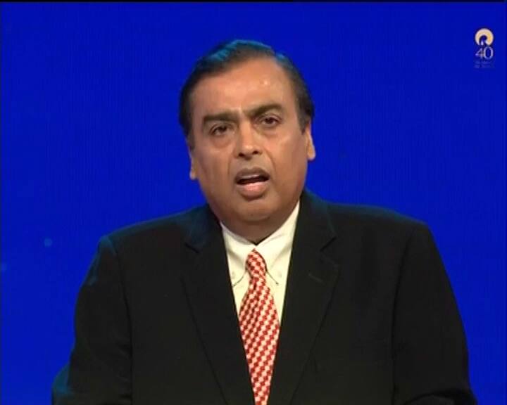 रिलायंस इंडस्ट्रीज आज अपनी 40वीं सालाना जनरल मीटिंग की. जियो ने अपना नया द जियो फोन लॉन्च कर दिया है. ये फोन फ्री में उपलब्ध होगा, जो सस्ते टैरिफ (153 रुपये) के साथ आएगा. महज़ 153 रुपये में अनलिमिटेड कॉल और डेटा मिलेगा. इस फोन की प्री बुकिंग 24 अगस्त से शुरु हो जाएगी. इसके लिए 15,00 रुपये सिक्योरिटी जमा करना होगा जो 3 साल तक रिफंडेबल होगा. जानिए इस दौरान और कौन से बड़े ऐलान किए गए-