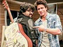 शाहरुख ने प्रीतम दा को भेंट किया गिटार