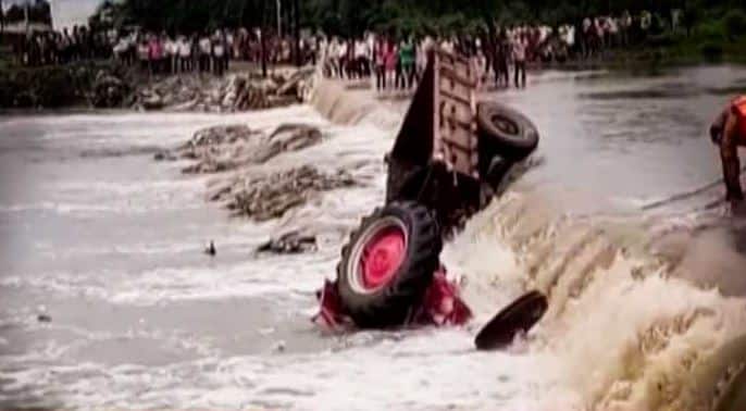 बाढ़ और बारिश से बेहाल आधा हिंदुस्तान, गुजरात- मध्य प्रदेश में बिगड़े हालात, असम में कुछ सुधार Heavy Rains Continue To Lash Several Parts Of India Assam Odisha Gujarat And Maharastra Flooded बाढ़ और बारिश से बेहाल आधा हिंदुस्तान, गुजरात- मध्य प्रदेश में बिगड़े हालात, असम में कुछ सुधार
