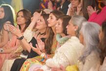 फैशन शो के दौरान हंसती-खिलखिलाती दिखीं श्वेता और जया