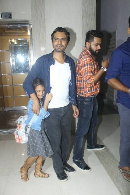 पिता होने के नाते नवाजुद्दीन भी अपनी बेटी का पूरा ख्याल रख रहे थे, उन्होंने शोरा का हाथ पकड़ रखा था ताकि वो अकेला महसूस ना करे. (तस्वीर - मानव मंगलानी)