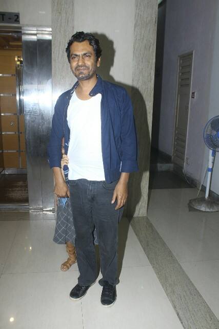 फोटो देखकर ही अंदाज़ा लगाया जा सकता है कि नवाजुद्दीन अपनी बेटी से कितना प्यार करते हैं. (तस्वीर - मानव मंगलानी)