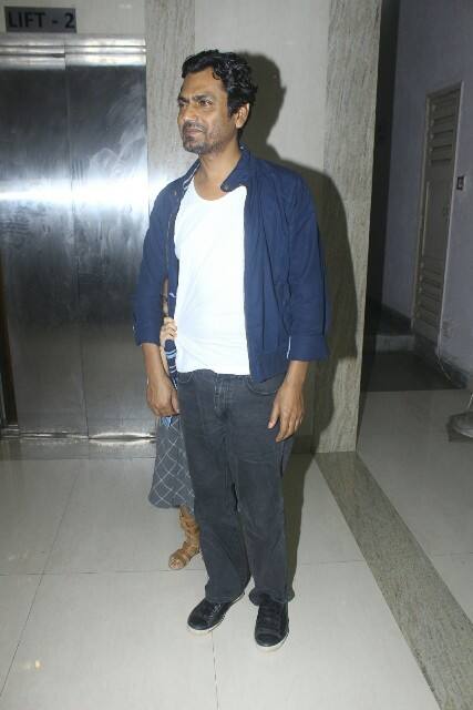 इस तस्वीर में भी शोरा नवाजुद्दीन के पीछे खड़ी हैं. (तस्वीर - मानव मंगलानी)