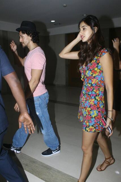 फिल्म की स्क्रीनिंग के दौरान कैमरे की नज़र से बच नहीं पाए 'लव बर्ड्स' टाइगर और दिशा. (तस्वीर - मानव मंगलानी)