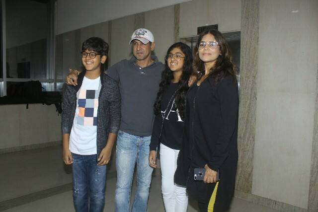 पूरे परिवार के साथ पहुंचे अभिनेता रोनित राय. (तस्वीर - मानव मंगलानी)