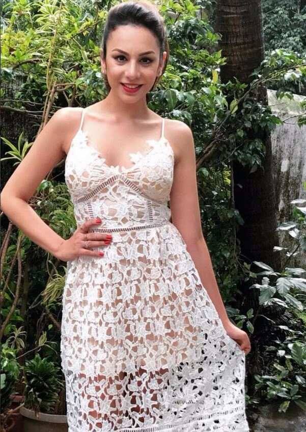 इन तस्वीरों में वह बेहद खूबसूरत लग रही हैं.