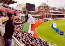 WWC: फाइनल में टीम इंडिया को सपोर्ट करने पहुंचे अक्षय कुमार, उल्टा झंडा लहराने की वजह से हुए ट्रॉल