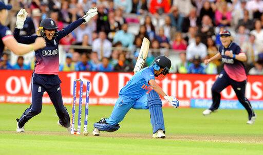 महिला विश्वकप के फाइनल मैच में भारतीय टीम इंग्लैंड के हाथों 9 रनों से हार गई. इस हार के साथ भारतीय टीम का इतिहास रचने का सपना टूट गया लेकिन हार के बावजूद टीम के शानदार प्रर्दश के लिए उन्हें देश भर से बधाई मिल रही है.