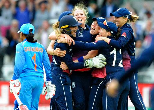 भारतीय महिला टीम की 44 सालों के इतिहास को बदलने की कोशिश आखिरी के कुछ पलों में हार गई. क्रिकेट के मक्का लॉर्ड्स पर भारतीय महिलाओं ने मैच में पूरी जान लगाई लेकिन आखिरी के कुछ पलों में एक के बाद खराब शॉट खेलना और दबाव में आना भारतीय टीम पर भारी पड़ गया.