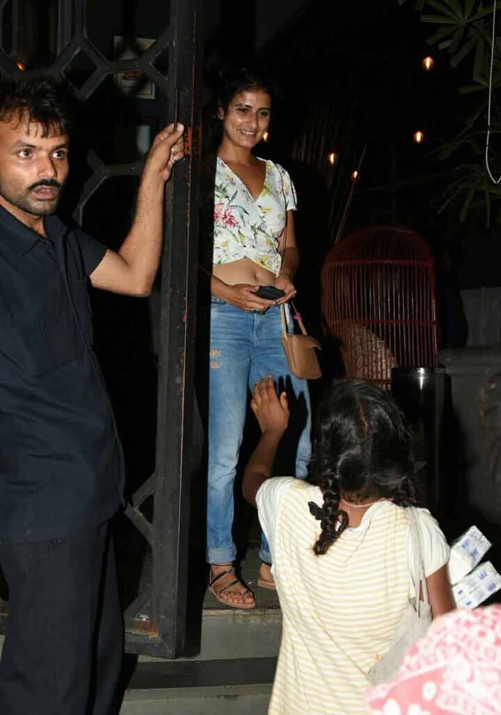 फिल्म 'ठग्स ऑफ हिंदोस्तान' की शूटिंग का पहला शेड्यूल पूरा कर फातिमा सना शेख वापस मुंबई आ चुकी हैं. 