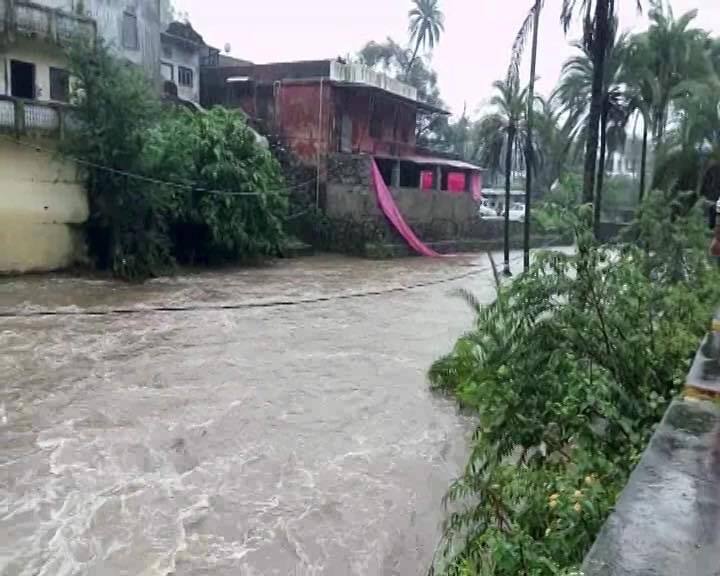 आगे की स्लाइड्स में देशभर से बाढ़ की ऐसी तस्वीरें आई हैं जिन्हें देखकर आपका दिल डूब जाएगा