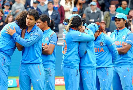 इंग्लैंड के खिलाफ अंतिम क्षणों में दबाव में आई टीम इंडिया पहला विश्वकप खिताब जीतने से 9 रनों से चूक गई. लेकिन भारतीय महिला टीम के शानदार प्रदर्शन की वजह से पूरी देश में उनके इस प्रदर्शन पर खुशी है.