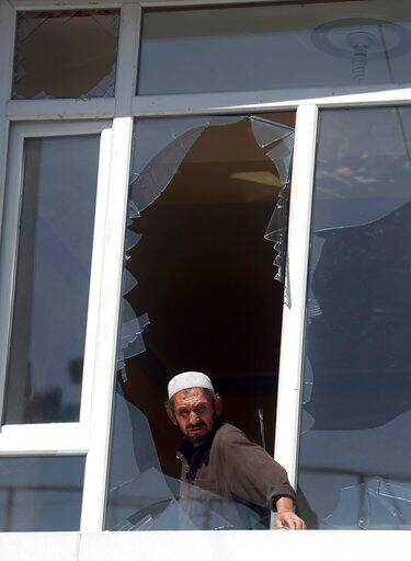 अफगानस्तिान के काबुल में हुए एक आत्मघाती विस्फोट में 24 लोगों की मौत हो गई, जबकि 42 अन्य घायल हो गए. 