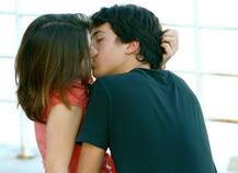 किस करते वक्त सिर का झुकाव सिर्फ एक तरफ ही क्यों होता है?