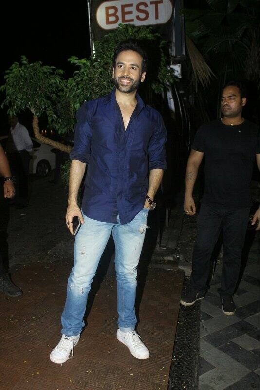  कैमरे के सामने तुषार कपूर अपनी स्माइक के साथ नजर आए. 