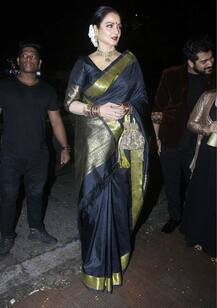 काफी दिनों बाद नज़र आईं अभिनेत्री रेखा, ब्लैक साड़ी में दिखाया ट्रेडिशनल अवतार